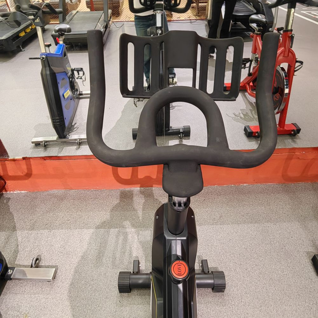  Kommerzielles Spinning-Fahrrad mit Riemenantrieb, robustes Indoor-Fahrrad, leise und reibungslos f&uuml;r den Einsatz im Fitnessstudio MND-D04