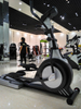 Selbsterzeugender Ellipsentrainer mit Frontantrieb f&uuml;r energieeffiziente Cardio-Einrichtungen MND-CC05