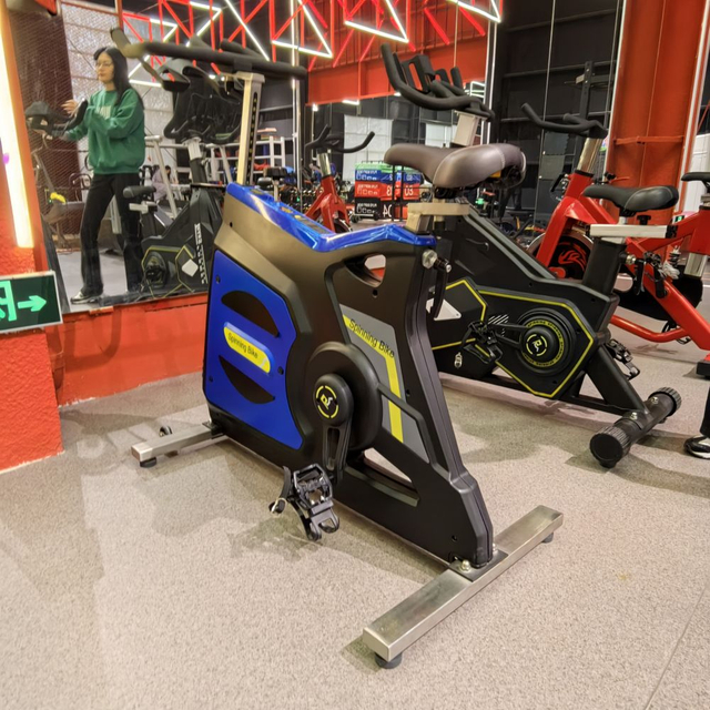  Kommerzielles Indoor-Cycling-Fahrrad der 3. Generation f&uuml;r professionelle Fitnessstudios MND-D08