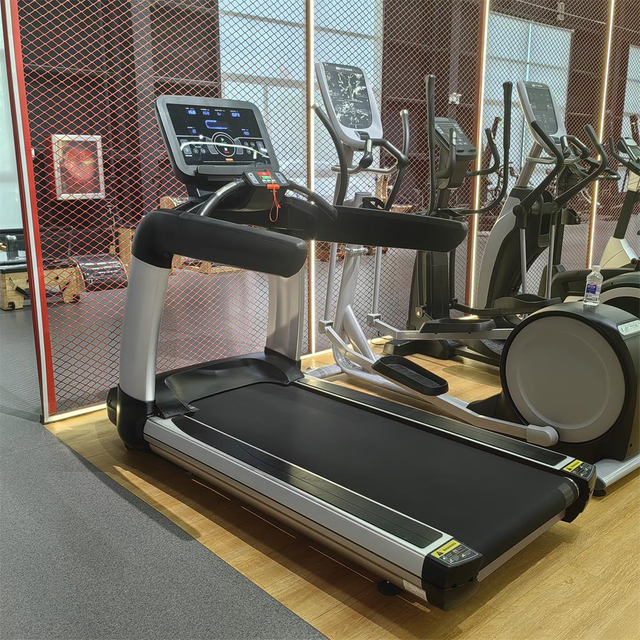 MND-CC42A LED-Laufband f&uuml;r den gewerblichen Gebrauch | 3-PS-Motor, 15 % Steigung | MND-FITNESS