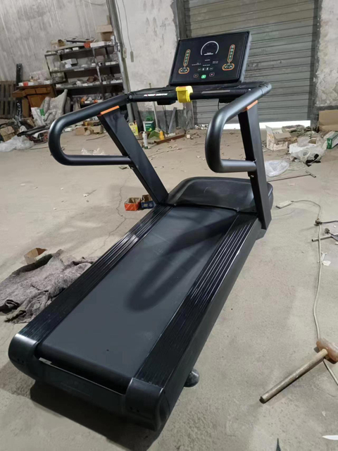 Kommerzielles LED-Laufband mit 14,5-Zoll-Display, 3-PS-Motor MND-CC62A 