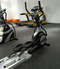 Selbsterzeugender Ellipsentrainer mit Frontantrieb f&uuml;r energieeffiziente Cardio-Einrichtungen MND-CC05